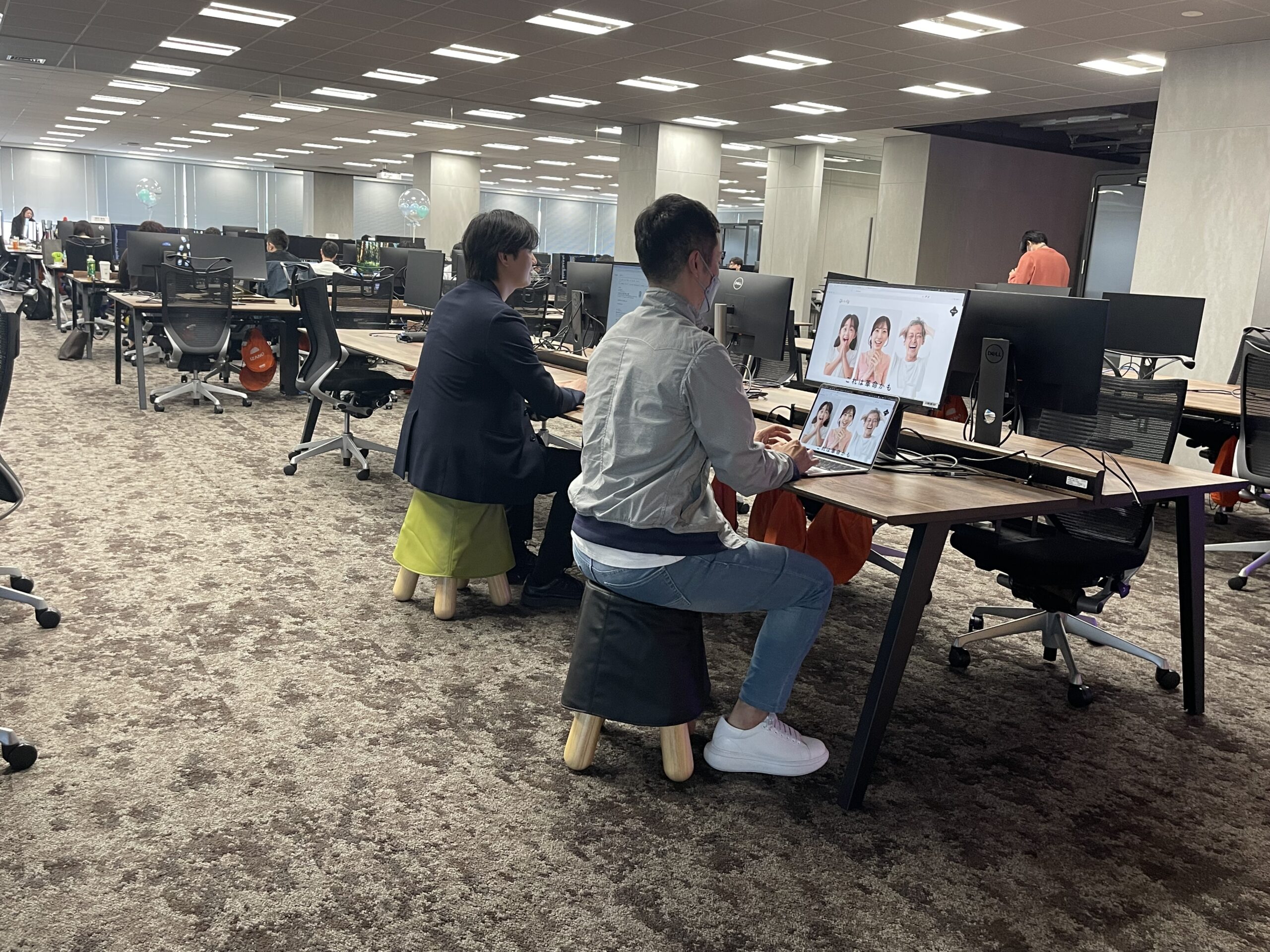オフィスでLaLaCoチェアを利用する社員